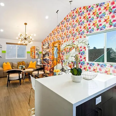 C- Vibrant And Glam Noho Pad Near U-Studios And H-Sign